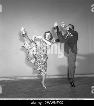 La danse Charleston. Une danse nommée d'après la ville portuaire de Charleston, Caroline du Sud et a été popularisée aux États-Unis par un air de 1923 appelé le Charleston. Le sommet pour le Charleston comme danse par le public était mi-1926 à 1927. Sonja Stjernquist et John Ivar Deckner dansant le Charleston 1950. Kristoffersson réf BA68-3 Banque D'Images