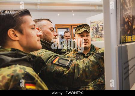 Les soldats allemands affectés à l'Unteroffizierschule des Heeres ont visité la zone d'entraînement de Grafenwoehr (GTA) du 7e Army Training Command (7ATC) et exploré le musée de la tour de la 7ATC à Grafenwoehr, Allemagne, le 22 février 2024. La semaine du partenariat germano-américain permet aux étudiants allemands d'améliorer leurs compétences linguistiques en anglais et de se familiariser avec les coutumes des soldats américains à la région du Grand Toronto tout en renforçant leurs relations avec leurs alliés américains. Armée Banque D'Images