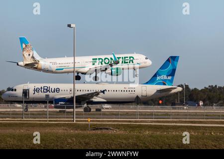 FORT MYERS, FLORIDE, ÉTATS-UNIS - 27 FÉVRIER 2024. Un Airbus A321-21 Frontier (livrée Virginia the Wolf) atterrissant à l'aéroport international du sud-ouest de la Floride (RSW) Banque D'Images