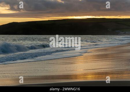 Lumière du soir, vue sur Praa Sands en Cornouailles vers Sydney Cove et Hoe point avec Golden Light sur Wet Sand avec vagues Banque D'Images