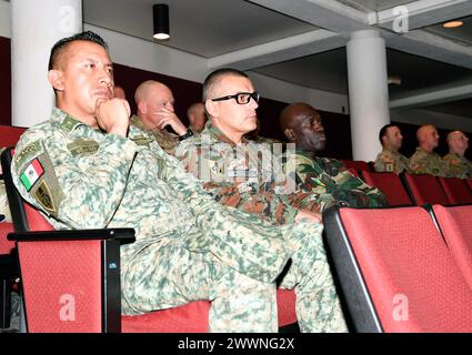 SEA Tony Whitehead, conseiller principal auprès du chef du Bureau de la Garde nationale, prononce un discours à l'intention des diplômés de la classe 001-24 du cours d'apprentissage à distance de la Sergeants Major Academy lors d'une cérémonie à Fort Bliss, Texas, le 23 février 2024. Whitehead s'est adressé à la fois aux diplômés de l'enseignement à distance et aux participants du cours de dix mois pour résidents. Le cours résident, suivi par des étudiants enrôlés de toutes les branches militaires, y compris l'armée américaine, la garde nationale de l'armée, la réserve de l'armée, a également accueilli des étudiants internationaux. (Garde nationale Banque D'Images