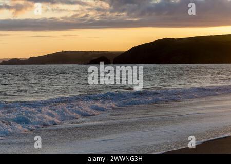 Lumière du soir, vue sur Praa Sands en Cornouailles vers Sydney Cove et Hoe point avec Golden Light sur sable humide et vagues douces Banque D'Images