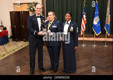 Le Coll William Gutermuth, commandant de la 433e escadre de transport aérien, et le Sgt-maître-chef Takesha Williams, chef de commandement de la 433e AW, présentent le prix d’officier de terrain de l’année au Lt. Col. Brandy Ramos, 433e escadron de médecine aérospatiale, lors de la cérémonie annuelle de remise des prix de l’escadre le 3 février 2024, à la base conjointe San Antonio-Lackland, Texas. Armée de l'air Banque D'Images