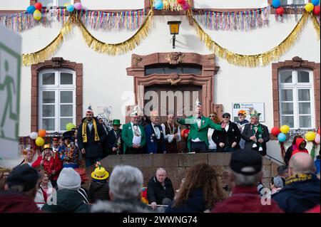 Ralf Hechler, ville et Communauté syndicale de Ramstein-Miesenbach le maire présente les membres de la Communauté militaire de Kaiserslautern lors de la 73e parade annuelle de fixation de Ramstein, à Ramstein-Miesenbach, Allemagne, le 13 février 2024. Fasching est une célébration du côté fantaisiste de la vie, avec des défilés colorés, des costumes et de la musique. Plus de 14 000 participants se sont joints à la 73e parade annuelle. Armée de l'air Banque D'Images