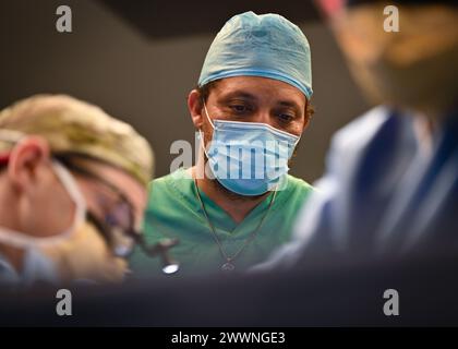 Le Dr Jason Tobierre, chirurgien général, regarde un chirurgien vasculaire de l'US Air Force effectuer une greffe artérioveineuse à l'hôpital Owen King European Union, Castries, Lucia, 26 février 2024. LAMAT est un symbole de partenariat par le biais de la préparation médicale, offrant des avantages concrets pour atteindre des résultats positifs grâce à la collaboration avec les pays partenaires. Armée de l'air Banque D'Images