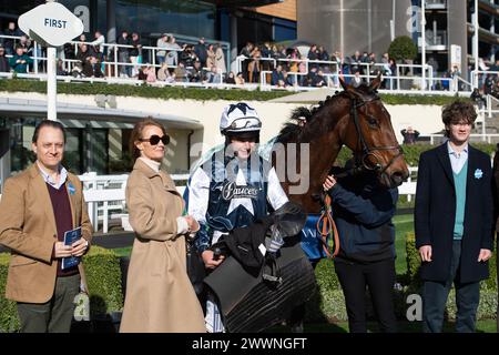 Ascot, Berkshire, Royaume-Uni. 24 mars 2024. Horse Martator (n°4) monté par le jockey Charlie Deutsch remporte le LK Bennett handicap Steeple Chase au Spring Family Raceday à Ascot Racecourse. Propriétaire Camillia Norton, entraîneuse Venetia Williams, Hereford, commanditaire Faucets Limited. Crédit : Maureen McLean/Alamy Live News Banque D'Images