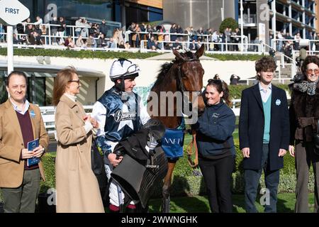 Ascot, Berkshire, Royaume-Uni. 24 mars 2024. Horse Martator (n°4) monté par le jockey Charlie Deutsch remporte le LK Bennett handicap Steeple Chase au Spring Family Raceday à Ascot Racecourse. Propriétaire Camillia Norton, entraîneuse Venetia Williams, Hereford, commanditaire Faucets Limited. Crédit : Maureen McLean/Alamy Live News Banque D'Images