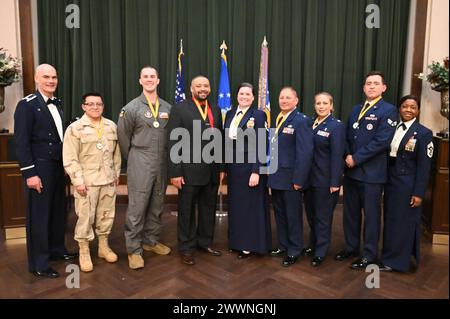 Le Coll William Gutermuth, à gauche, commandant de la 433e escadre de transport aérien, et le Sgt-maître en chef Takesha Williams, à droite, chef de commandement de la 433e AW, se tiennent avec les lauréats des prix annuels de l'escadre après la cérémonie de remise des prix le 3 février 2024, à joint base San Antonio-Lackland, Texas. Armée de l'air Banque D'Images