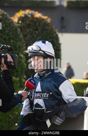 Ascot, Berkshire, Royaume-Uni. 24 mars 2024. Jockey Charlie Deutsch vainqueur du LK Bennett handicap Steeple Chase au Spring Family Raceday à Ascot Racecourse on Horse Martator. Propriétaire Camillia Norton, entraîneuse Venetia Williams, Hereford, commanditaire Faucets Limited. Crédit : Maureen McLean/Alamy Live News Banque D'Images