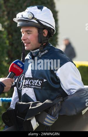 Ascot, Berkshire, Royaume-Uni. 24 mars 2024. Jockey Charlie Deutsch vainqueur du LK Bennett handicap Steeple Chase au Spring Family Raceday à Ascot Racecourse on Horse Martator. Propriétaire Camillia Norton, entraîneuse Venetia Williams, Hereford, commanditaire Faucets Limited. Crédit : Maureen McLean/Alamy Live News Banque D'Images