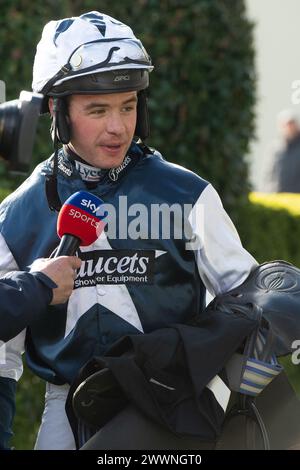 Ascot, Berkshire, Royaume-Uni. 24 mars 2024. Jockey Charlie Deutsch vainqueur du LK Bennett handicap Steeple Chase au Spring Family Raceday à Ascot Racecourse on Horse Martator. Propriétaire Camillia Norton, entraîneuse Venetia Williams, Hereford, commanditaire Faucets Limited. Crédit : Maureen McLean/Alamy Live News Banque D'Images