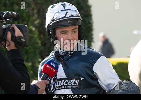 Ascot, Berkshire, Royaume-Uni. 24 mars 2024. Jockey Charlie Deutsch vainqueur du LK Bennett handicap Steeple Chase au Spring Family Raceday à Ascot Racecourse on Horse Martator. Propriétaire Camillia Norton, entraîneuse Venetia Williams, Hereford, commanditaire Faucets Limited. Crédit : Maureen McLean/Alamy Live News Banque D'Images