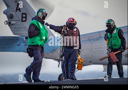 240221-N-TY639-1037 ATLANTIC OCEAN, Virginie (21 février 2024) les marins terminent les vérifications préalables au vol sur un hélicoptère MH-60S Sea Hawk, affecté aux « Dragonslayers » du Helicopter Sea combat Squadron (HSC) 11, sur le pont d'envol du porte-avions USS Harry S. Truman de classe Nimitz (CVN 75), 21 février 2024. Truman est le navire amiral du Harry S. Truman Carrier Strike Group et est actuellement en cours dans le cadre de la phase de base. ( Banque D'Images