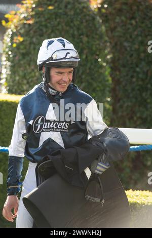 Ascot, Berkshire, Royaume-Uni. 24 mars 2024. Jockey Charlie Deutsch vainqueur du LK Bennett handicap Steeple Chase au Spring Family Raceday à Ascot Racecourse on Horse Martator. Propriétaire Camillia Norton, entraîneuse Venetia Williams, Hereford, commanditaire Faucets Limited. Crédit : Maureen McLean/Alamy Live News Banque D'Images