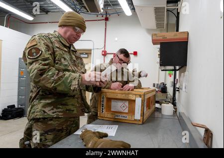 Les spécialistes des munitions de la 167e escadre aérienne sont responsables de la sûreté, de la sécurité et de la reddition de comptes de toutes les munitions non nucléaires et des composants connexes de l'installation. Des munitions pour armes légères aux kits de signaux de détresse et aux fusées éclairantes d'avion, ces aviateurs travaillent avec une grande attention aux détails car ils stockent, assemblent, inspectent, comptabilisent et transportent des systèmes d'armes pour accomplir leur mission à travers le monde. Garde nationale aérienne Banque D'Images