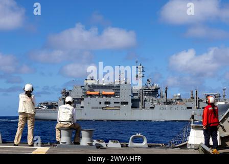 OCÉAN PACIFIQUE (17 février 2024) les marins se préparent à un réapprovisionnement vertical sur le pont d'envol du destroyer de missiles guidés de classe Arleigh Burke USS Rafael Peralta (DDG 115) lors d'un réapprovisionnement en mer avec le navire de cargaison sèche et de munitions USNS Cesar Chavez (T-AKE 14). Cesar Chavez est affecté au Military Sealift Command Far East (MSC FE) qui, en coordination avec le commandant de la Task Force 73, ravitaille et ravitaille les forces navales déployées, ainsi que les alliés et partenaires régionaux dans l’Indo-Pacifique. Rafael Peralta est déployé en avant et affecté au commandant de la Force opérationnelle 71/escadron de destroyers (d Banque D'Images