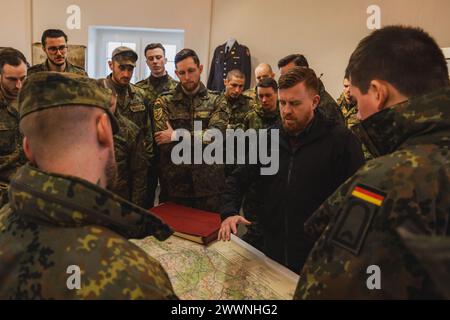 Les soldats allemands affectés à l'Unteroffizierschule des Heeres ont visité la zone d'entraînement de Grafenwoehr (GTA) du 7e Army Training Command (7ATC) et exploré le musée de la tour de la 7ATC à Grafenwoehr, Allemagne, le 22 février 2024. La semaine du partenariat germano-américain permet aux étudiants allemands d'améliorer leurs compétences linguistiques en anglais et de se familiariser avec les coutumes des soldats américains à la région du Grand Toronto tout en renforçant leurs relations avec leurs alliés américains. Armée Banque D'Images