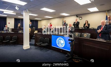 Les membres du Comité mixte intérimaire sur les anciens combattants, les affaires militaires et la protection publique de l'Assemblée générale du Kentucky reconnaissent l'aviateur principal Ethan Hall pour sa performance exceptionnelle lors de la réunion régulière du Comité au Capitole de l'État à Frankfort, Kentucky, le 13 février 2024. Hall, un chef d’équipage C-130J Super Hercules pour le 123e escadron de maintenance d’aéronefs de la Garde nationale aérienne du Kentucky, a récemment été nommé aviateur de l’année de la Garde aérienne du Kentucky. Garde nationale aérienne Banque D'Images