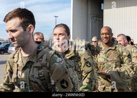 Les soldats de la 34e division d'infanterie de la Garde nationale du Minnesota « Red Bulls » se rendent au Texas, le 4 février 2024. Les Red Bulls se préparent à un déploiement au moyen-Orient plus tard cette année. (Garde nationale du Minnesota Banque D'Images