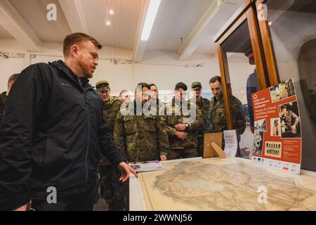 Les soldats allemands affectés à l'Unteroffizierschule des Heeres ont visité la zone d'entraînement de Grafenwoehr (GTA) du 7e Army Training Command (7ATC) et exploré le musée de la tour de la 7ATC à Grafenwoehr, Allemagne, le 22 février 2024. La semaine du partenariat germano-américain permet aux étudiants allemands d'améliorer leurs compétences linguistiques en anglais et de se familiariser avec les coutumes des soldats américains à la région du Grand Toronto tout en renforçant leurs relations avec leurs alliés américains. Armée Banque D'Images