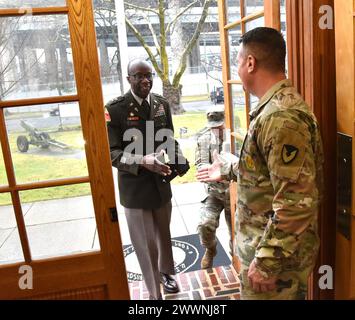 Le major général William 'Bill' Green Jr. de l'armée américaine, chef des aumôniers, est accueilli par le major Christopher Hill, le 2 février 2024, au quartier général de garnison de l'armée américaine. Au cours de sa visite, Green rencontre les dirigeants de garnison et préside à la promotion du lieutenant Col. (aumônier) James Fisher. Hamilton est la seule base de l'armée américaine active dans la région de New York, où se trouve le bataillon de recrutement de New York, et la New York Military Entrance Processing Station (MEPS), l'un des deux plus grands DÉPUTÉS du pays. Armée Banque D'Images