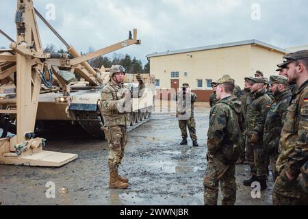 Les soldats allemands affectés à l'Unteroffizierschule des Heeres ont visité la zone d'entraînement de Grafenwoehr (GTA) du 7e Army Training Command (7ATC) et ont interagi avec les soldats de l'armée américaine affectés à la 1re division blindée à Grafenwoehr, Allemagne, le 22 février 2024. Les soldats américains présentaient les véhicules qu'ils utilisent et répondaient aux questions des étudiants allemands pendant la semaine du partenariat germano-américain. La semaine du partenariat germano-américain permet aux étudiants allemands d'améliorer leurs compétences linguistiques en anglais et de se familiariser avec les coutumes des soldats américains à GTA tout en construisant des relations plus solides Banque D'Images