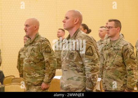 Le bataillon de recrutement et de rétention de la Garde nationale de l'armée du Wyoming reçoit le prix de l'unité supérieure de l'armée pour avoir battu des records jamais vus depuis plus de 17 ans lors d'une cérémonie de remise des prix au Little American Hotel à Cheyenne, Wyoming, le 29 février 2024. Garde nationale aérienne Banque D'Images