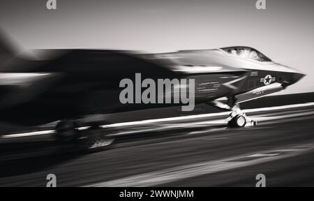 Un F-35C Lightning II attaché au Strike Fighter Squadron (VFA) 147 décolle du porte-avions de classe Nimitz USS George Washington (CVN 73), dans l'océan Atlantique, le 27 février 2024. George Washington mène une formation sur mesure sur la disponibilité et le problème d'évaluation finale des navires (TSTA/FEP). TSTA prépare le navire et l'équipage à une intégration complète dans un groupe de frappe de porte-avions à travers un large éventail d'opérations critiques. Marine Banque D'Images