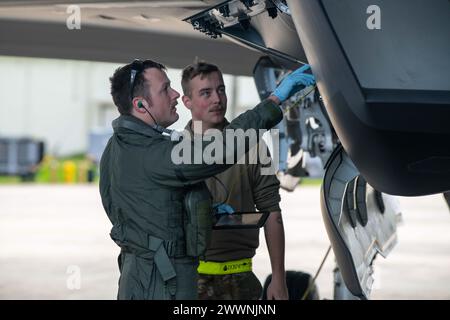 Capitaine Clark Niles de l'US Air Force, à gauche, pilote du 4e escadron de chasse, et l'aviateur senior de l'US Air Force Jared Kinder, chef d'équipage du 4th Fighter Generation Squadron, mènent des préparatifs de ravitaillement sur un F-35A Lightning II affecté au 4th FS, Hill Air Force base, Utah, à la base aérienne de Kadena, Japon, le 6 février 2024. Les aviateurs de la 388th Fighter Wing ont effectué un virage de combat intégré à froid et des ravitaillements rapides avec des membres de service changeant de rôles de maintenance dans le cadre de la formation Agile combat Employment pour habiliter les aviateurs multi-capables. Armée de l'air Banque D'Images