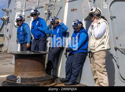 OCÉAN PACIFIQUE (17 février 2024) les marins se préparent à un réapprovisionnement vertical sur le pont d'envol du destroyer de missiles guidés de classe Arleigh Burke USS Rafael Peralta (DDG 115) lors d'un réapprovisionnement en mer avec le navire de cargaison sèche et de munitions USNS Cesar Chavez (T-AKE 14). Cesar Chavez est affecté au Military Sealift Command Far East (MSC FE) qui, en coordination avec le commandant de la Task Force 73, ravitaille et ravitaille les forces navales déployées, ainsi que les alliés et partenaires régionaux dans l’Indo-Pacifique. Rafael Peralta est déployé en avant et affecté au commandant de la Force opérationnelle 71/escadron de destroyers (d Banque D'Images