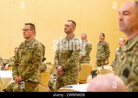 Le bataillon de recrutement et de rétention de la Garde nationale de l'armée du Wyoming reçoit le prix de l'unité supérieure de l'armée pour avoir battu des records jamais vus depuis plus de 17 ans lors d'une cérémonie de remise des prix au Little American Hotel à Cheyenne, Wyoming, le 29 février 2024. Garde nationale aérienne Banque D'Images