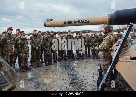 Les soldats allemands affectés à l'Unteroffizierschule des Heeres ont visité la zone d'entraînement de Grafenwoehr (GTA) du 7e Army Training Command (7ATC) et ont interagi avec les soldats de l'armée américaine affectés à la 1re division blindée à Grafenwoehr, Allemagne, le 22 février 2024. Les soldats américains présentaient les véhicules qu'ils utilisent et répondaient aux questions des étudiants allemands pendant la semaine du partenariat germano-américain. La semaine du partenariat germano-américain permet aux étudiants allemands d'améliorer leurs compétences linguistiques en anglais et de se familiariser avec les coutumes des soldats américains à GTA tout en construisant des relations plus solides Banque D'Images