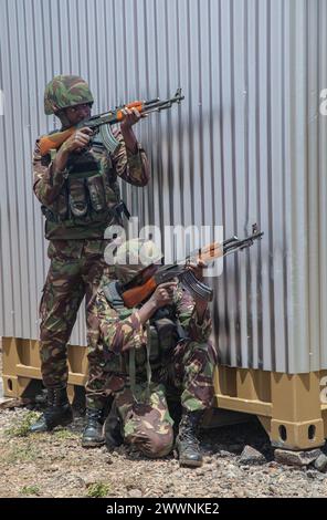 Des militaires des Forces de défense kényanes assurent la sécurité dans le cadre d’un cours sur les opérations urbaines pendant l’exercice Justified Accord 2024 (JA24), au Centre de formation aux opérations de lutte contre le terrorisme et la stabilité, Nanyuki, Kenya, le 28 février 2024. Le JA24 est le plus grand exercice de l'US Africa Command en Afrique de l'est, qui se déroulera du 26 février au 7 mars. Dirigé par la Force opérationnelle sud-européenne de l'armée américaine, Afrique (SETAF-AF), et accueilli au Kenya, l'exercice de cette année comprendra du personnel et des unités de 23 pays. Cet exercice multinational renforce la préparation pour la force interarmées des États-Unis, prépare la région Banque D'Images