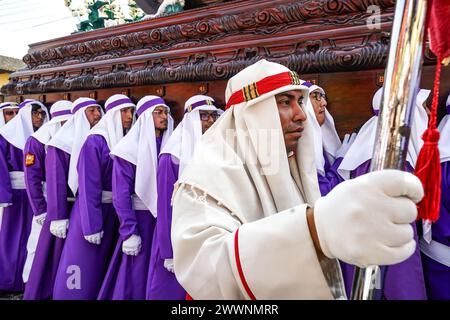 Antigua, Guatemala. 24 mars 2024. Les pénitents catholiques portent le flotteur processionnel massif de la Parroquia San Sebastián la Merced pendant la procession du dimanche des Rameaux la Reseña marquant le début de la semaine Sainte, le 24 mars 2024 à Antigua, Guatemala. Les processions opulentes, les algèbres détaillées et les traditions séculaires attirent plus d'un million de personnes dans l'ancienne capitale. Crédit : Richard Ellis/Richard Ellis/Alamy Live News Banque D'Images