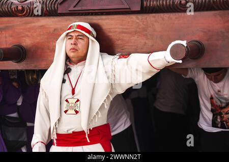 Antigua, Guatemala. 24 mars 2024. Les pénitents catholiques portent le flotteur processionnel massif de la Parroquia San Sebastián la Merced pendant la procession du dimanche des Rameaux la Reseña marquant le début de la semaine Sainte, le 24 mars 2024 à Antigua, Guatemala. Les processions opulentes, les algèbres détaillées et les traditions séculaires attirent plus d'un million de personnes dans l'ancienne capitale. Crédit : Richard Ellis/Richard Ellis/Alamy Live News Banque D'Images