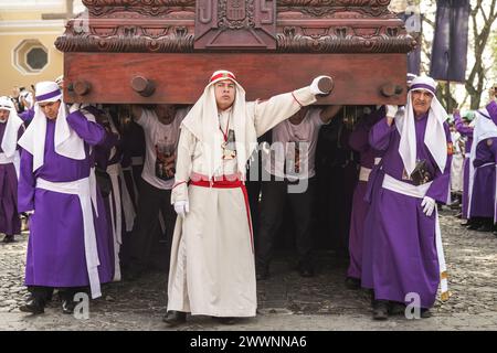 Antigua, Guatemala. 24 mars 2024. Les pénitents catholiques portent le flotteur processionnel massif de la Parroquia San Sebastián la Merced pendant la procession du dimanche des Rameaux la Reseña marquant le début de la semaine Sainte, le 24 mars 2024 à Antigua, Guatemala. Les processions opulentes, les algèbres détaillées et les traditions séculaires attirent plus d'un million de personnes dans l'ancienne capitale. Crédit : Richard Ellis/Richard Ellis/Alamy Live News Banque D'Images