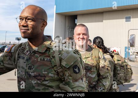 Les soldats de la 34e division d'infanterie de la Garde nationale du Minnesota « Red Bulls » se rendent au Texas, le 4 février 2024. Les Red Bulls se préparent à un déploiement au moyen-Orient plus tard cette année. (Garde nationale du Minnesota Banque D'Images