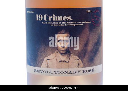 Étiquette sur bouteille de vin 19 crimes Revolutionary Rose 2021 - produit de l'Espagne Espagnol Banque D'Images