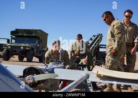 Les soldats de l'armée américaine de Delta Co, 104th Brigade Engineer Battalion, 44th Infantry Brigade combat Team, New Jersey Army National Guard, préparent le lancement du véhicule aérien sans pilote AAI RQ-7 Shadow au camp de base McGregor, Nouveau-Mexique, le 19 février 2024. Le 44th IBCT mène des exercices de formation sur plusieurs sites à Fort Bliss, au Texas, en préparation du déploiement à l'appui de l'opération Inherent Resolve. Armée de la Garde nationale Banque D'Images