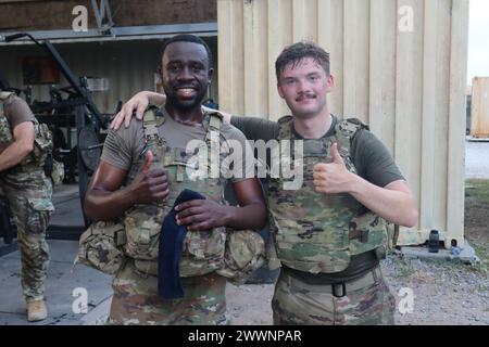 Les soldats américains de la compagnie Bravo, 1er bataillon, 111e régiment d'infanterie, 56e équipe de combat de la brigade Stryker, déployés en Afrique dans le cadre de la Task Force Paxton, posent pour une photo après un événement d'entraînement physique, février 2024. La TF Paxton soutient la mission conjointe de la Force opérationnelle interarmées et de la Corne de l'Afrique qui consiste à mener des opérations visant à renforcer la capacité des pays partenaires, à promouvoir la stabilité régionale, à dissuader les conflits et à protéger les intérêts des États-Unis et de la coalition. Armée Banque D'Images