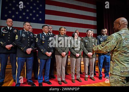 SEA Tony Whitehead, conseiller principal du chef du Bureau de la Garde nationale, reconnaît les diplômés de la liste des commandants au cours d'apprentissage à distance de la Sergeants Major Academy, Class 001-24, lors d'une cérémonie à Fort Bliss, Texas, le 23 février 2024. Whitehead s'est adressé à la fois aux diplômés de l'enseignement à distance et aux participants du cours de dix mois pour résidents. Le cours résident, suivi par des étudiants enrôlés de toutes les branches militaires, y compris l'armée américaine, la garde nationale de l'armée, la réserve de l'armée, a également accueilli des étudiants internationaux. (Garde nationale Banque D'Images