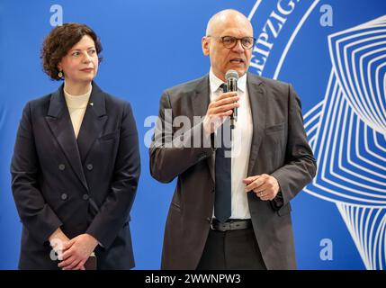 Leipzig, Allemagne. 21 mars 2024. Olesia Ostrovska-Liuta (à gauche), directrice générale du Musée national d'art et de culture de Kiev, et Johannes Ebert, secrétaire général du Goethe-Institut, sont présents sur le stand de l'Ukraine à la Foire du livre de Leipzig. Crédit : Jan Woitas/dpa/Alamy Live News Banque D'Images