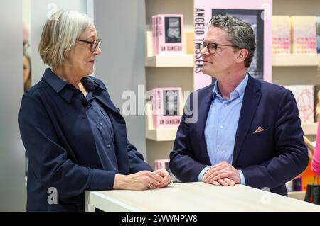 Leipzig, Allemagne. 21 mars 2024. La direction de Rowohlt Verlag GmbH, Nicola Bartels (à gauche), directeur de la publication, et Christian Jünger, directeur commercial, stand sur le stand de l'éditeur à la Foire du livre de Leipzig. Crédit : Jan Woitas/dpa/Alamy Live News Banque D'Images