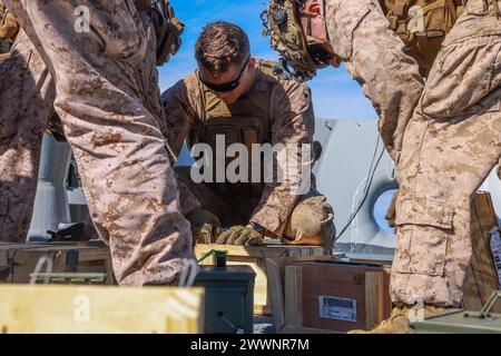 Les US Marines affectés à Charlie Company, Battalion Landing Team 1/5, 15th Marine Expeditionary Unit, déchargent des munitions avant l'entraînement de l'équipe d'action de petit calibre à bord du quai de transport amphibie USS Somerset (LPD 25) dans l'océan Pacifique, le 1er février 2024. Somerset mène actuellement des opérations de routine dans la 3e flotte américaine avec des éléments de la 15e MEU. Corps des Marines Banque D'Images