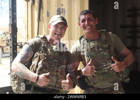 Les soldats américains de la compagnie Bravo, 1er bataillon, 111e régiment d'infanterie, 56e équipe de combat de la brigade Stryker, déployés en Afrique dans le cadre de la Task Force Paxton, posent pour une photo après un événement d'entraînement physique, février 2024. La TF Paxton soutient la mission conjointe de la Force opérationnelle interarmées et de la Corne de l'Afrique qui consiste à mener des opérations visant à renforcer la capacité des pays partenaires, à promouvoir la stabilité régionale, à dissuader les conflits et à protéger les intérêts des États-Unis et de la coalition. Armée Banque D'Images