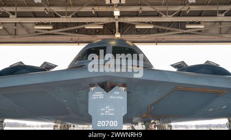 Le Major Gen. Duke Pirak, à gauche, directeur adjoint de la Garde nationale de l'Air, reçoit une présentation rapprochée du bombardier furtif B-2 Spirit lors d'une visite à Whiteman Air Force base, Missouri, le 1er février 2024. Les aviateurs de la Force totale avec les 131st et 509th Bomb Wings travaillent côte à côte pour exécuter la mission de dissuasion stratégique et de frappe mondiale du B-2 à tout moment, n’importe où. Garde nationale aérienne Banque D'Images