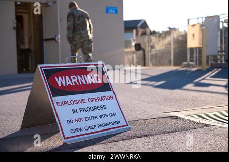 Les spécialistes des munitions de la 167e aile aérienne sont responsables de la sûreté, de la sécurité et de la reddition de comptes de toutes les munitions non nucléaires et des composants connexes de l'installation. Des munitions pour armes légères aux kits de signaux de détresse et aux fusées éclairantes d'avion, ces aviateurs travaillent avec une grande attention aux détails car ils stockent, assemblent, inspectent, comptabilisent et transportent des systèmes d'armes pour accomplir leur mission à travers le monde. Garde nationale aérienne Banque D'Images