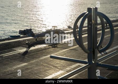 240209-N-PV534-1046 OCÉAN PACIFIQUE (9 février 2024) un hélicoptère MH-60S Sea Hawk, affecté au 14e Escadron de combat en mer (HSC), atterrit sur le pont d'envol du porte-avions USS Abraham Lincoln (CVN 72) de classe Nimitz lors d'un exercice d'entraînement dans l'océan Pacifique. Le Abraham Lincoln Carrier Strike Group est en cours dans la zone d'opérations de la 3rd Fleet des États-Unis menant une formation tactique avancée qui augmente la capacité de combat et les compétences tactiques dans tous les domaines. Marine Banque D'Images