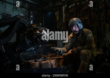 Nathan Staso, aviateur senior de l'US Air Force, un aviateur de mission spéciale du 73rd Special Operations Squadron, ramasse des obus dépensés d'un canon de 30 mm sur un navire de combat AC-130J Ghostrider pendant Agile Ghost près de Hurlburt Field, Floride, le 8 février 2024. Pendant Agile Ghost, les aviateurs ont campé pendant trois jours à MacDill AFB pour s’entraîner, comme une exigence de force conjointe, au développement professionnel tout au long de leur carrière ainsi que pour les préparer aux déploiements. Armée de l'air Banque D'Images