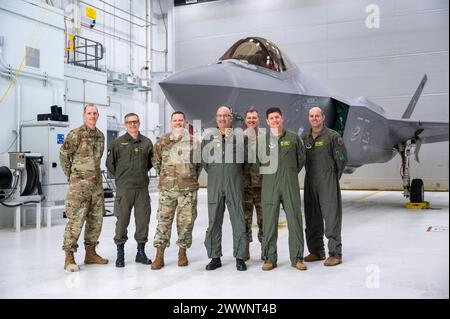 (De droite à gauche) U.S. Air Force Brig. Gen. David Shevchik, Chef d'état-major - Air, Vermont National Guard, représente une photo avec U.S. Air Force Brig. Gen Henry Harder, adjudant général adjoint - Air, Garde nationale du Vermont, US Air Force Col. Daniel Finnegan, commandant de la 158e escadre de chasse, Major autrichien Gen. Gerfried Promberger, commandant de l'Armée de l'air autrichienne, U.S. Air Force Brig. Gen. Jason Knight, directeur adjoint des opérations spatiales, Bureau de la Garde nationale, Armée de l'Air autrichienne Col. Roman Hofer, et U.S. Air Foce Lt. Col. Andrew Gilmer, pilote F-35A Lightning II pour le 158th F. Banque D'Images